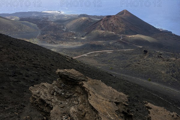 View from the crater of the volcano de San Antonio onto the volcano de Teneguia