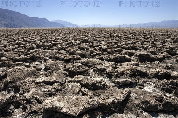 Salt structures on Devil's Golf Course