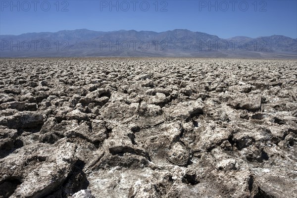 Salt structures on Devil's Golf Course