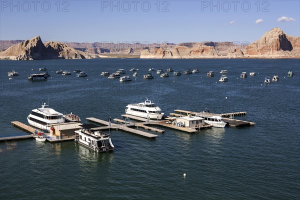 Houseboats in Wahweap Bay