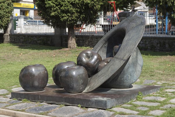 Bronze sculpture of a hat and apples