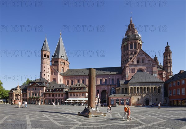 Mainz Cathedral or St. Martin's Cathedral and Heunensaule victory column