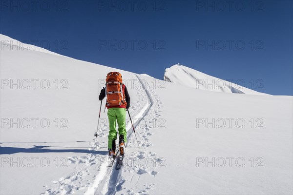 Ski tourer ascending the Seekofel peak