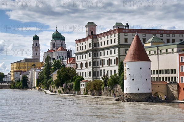 Schaiblingsturm on the banks of the Inn with Old Town