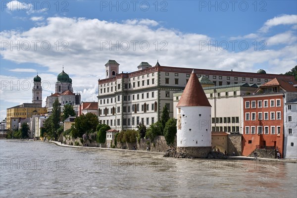 Schaiblingsturm on the banks of the Inn with Old Town