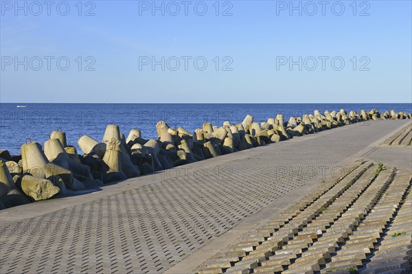 Bank reinforcement with tetrapods and concrete