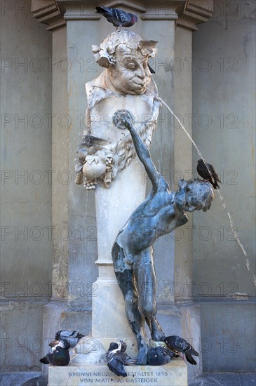 Fountain with pigeons