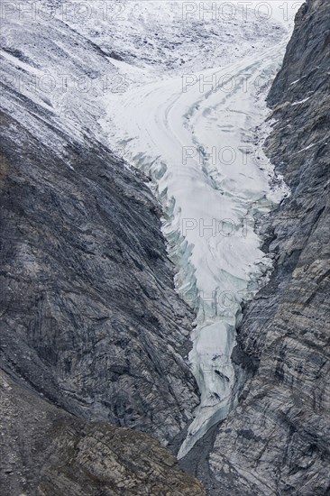 Glacier tongue and rugged rock structures