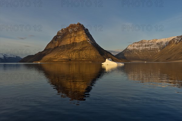 Iceberg in front of Devil's Castle mountain