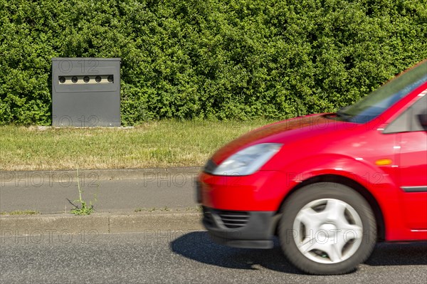 Passenger car in measurement range of sensor for traffic speed measurement