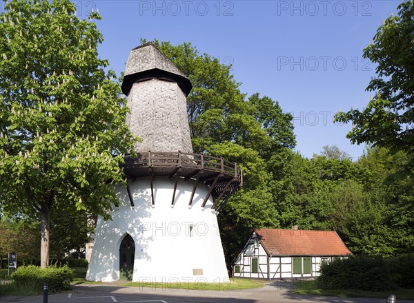 Former wind pumping station with pump keeper's house