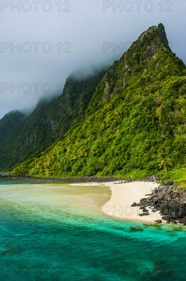 Turqoise water and white sand beach