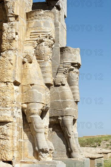 Relief figures at the gate of all nations