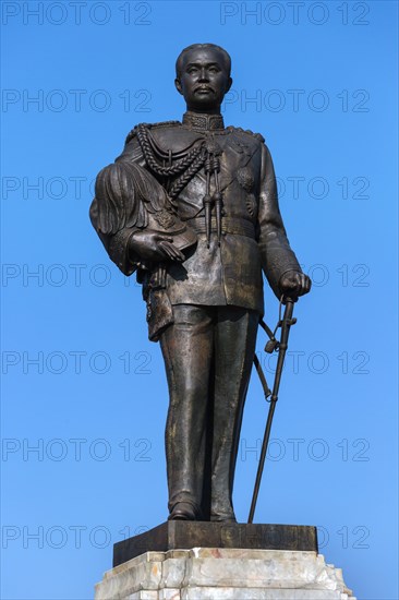 Monument to King Rama V in front of the Benchama Maharat School