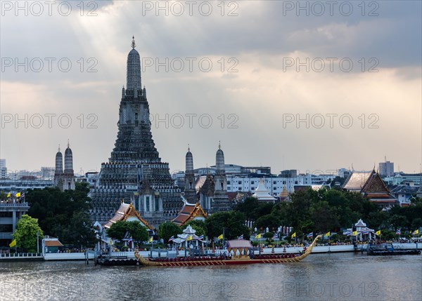 Royal barge procession on the Mae Nam Chao Phraya