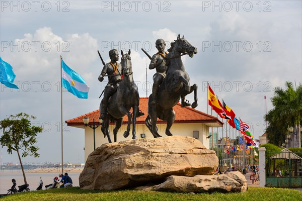 Techo Meas and Techo Yot statue at Sisowath Quay