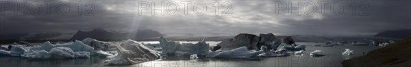 Glacier lagoon of Jokulsarlon in front of the glaciers of Vatnajokull