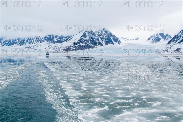 Boat in front of the Monacobreen glacier