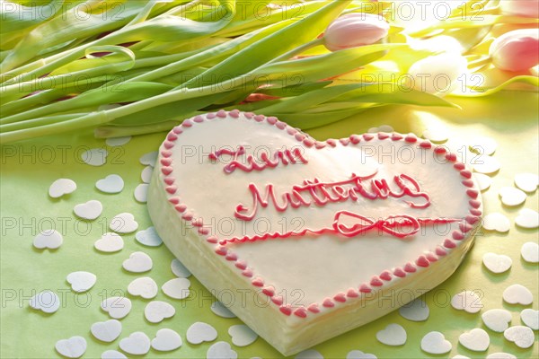 Cake with lettering that says Zum Muttertag