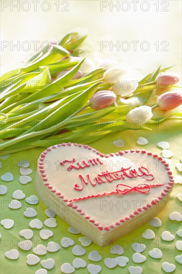 Cake with lettering that says Zum Muttertag