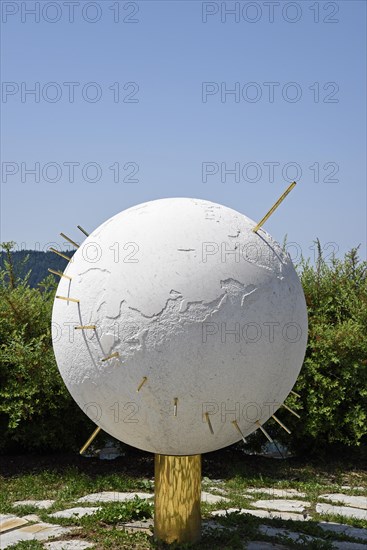 Sundial as a globe