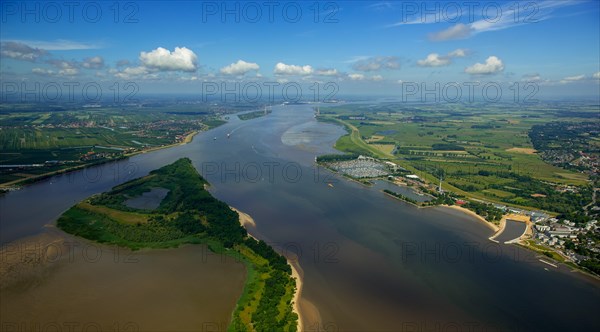 Tidal creeks at low tide on Halbkalbsand island in the river Elbe