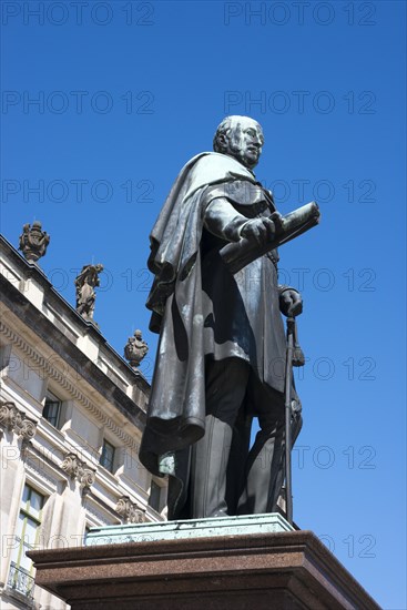 Bronze statue of Friedrich Franz I in front of the Ludwigslust castle