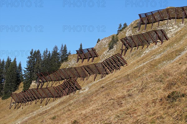 Avalanche fence