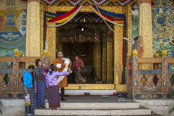 Traditionally dressed family at the entrance of the Dzong temple