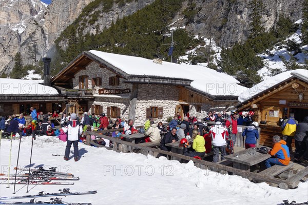 Rifugio Scotoni hut in winter with skiers