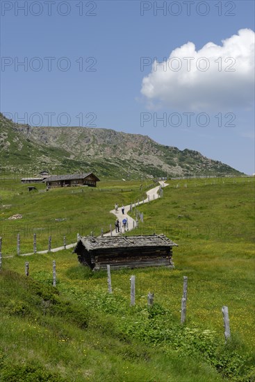 Alpine huts on the way to the Totenkirchlein chapel