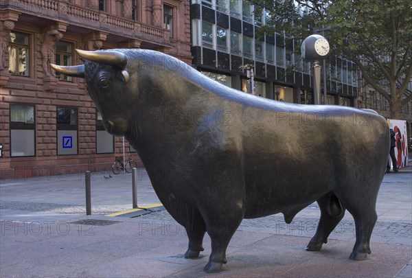 Bull sculpture in front of the stock exchange