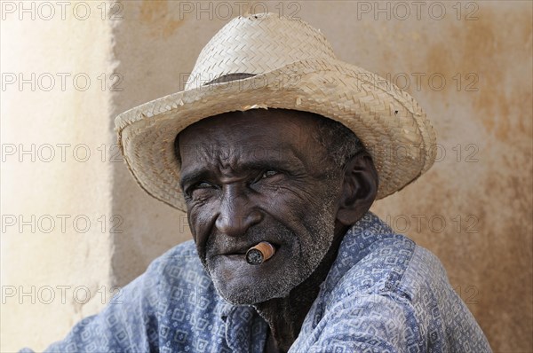 Man with cigar and straw hat