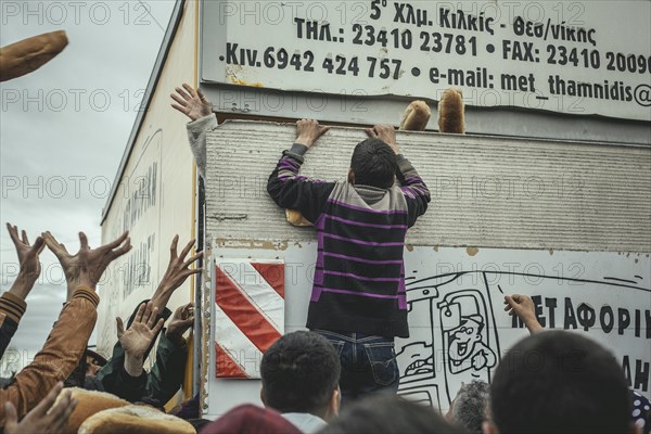 Distribution of food by Greek volunteers