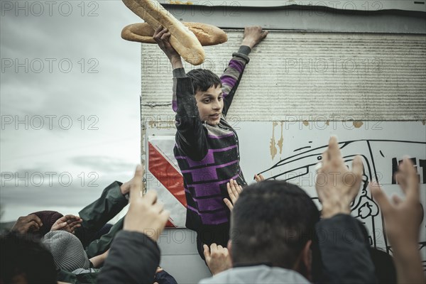 Distribution of food by Greek volunteers