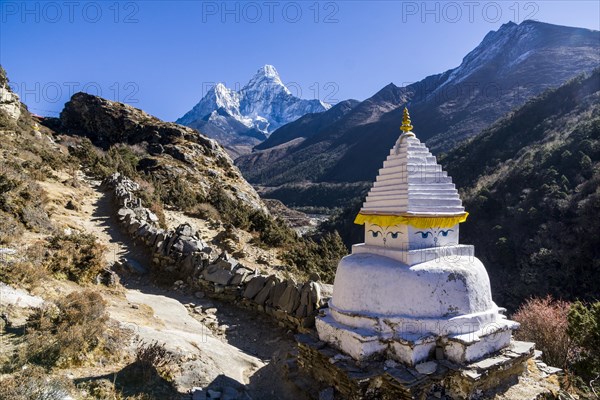 A stupa on the way to Pangboche Gompa