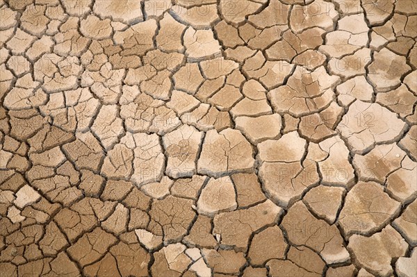 Dry cracks in Hverir