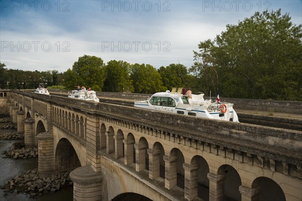 Houseboats on the Pont du Canal