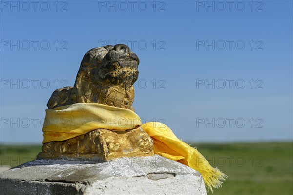 Sculpture of lion with yellow prayer shawl