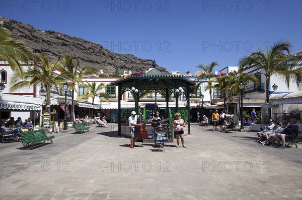 Street musicians in front of a gazebo