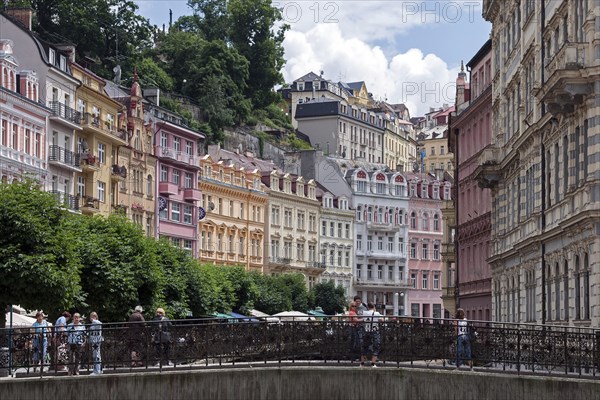 Vridelni housing row
