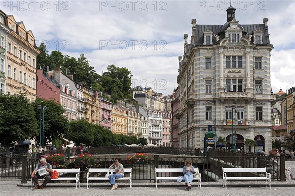 Vridelni housing row and Tepla River