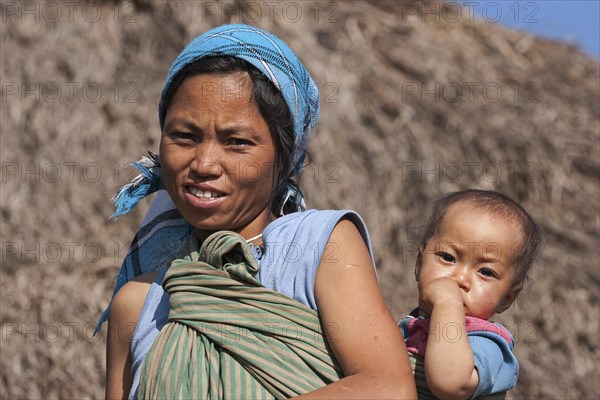 Native woman with toddler from the tribe of the Lahu in a mountain village near Pin Tauk