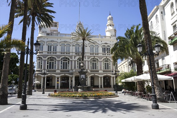 Plaza de Cairasco with Cabinete Literario