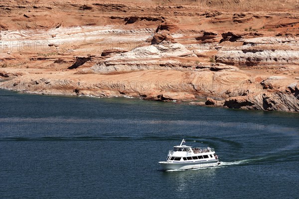 Red Navajo Sandstone cliffs at Lake Powell