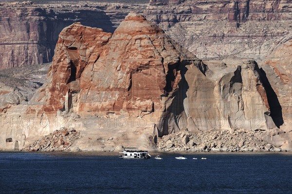 Red Navajo Sandstone cliffs at Lake Powell