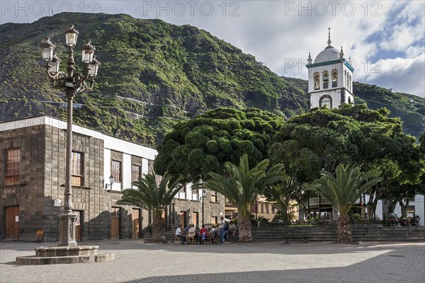 Iglesia de Santa Ana and Plaza de Libertad