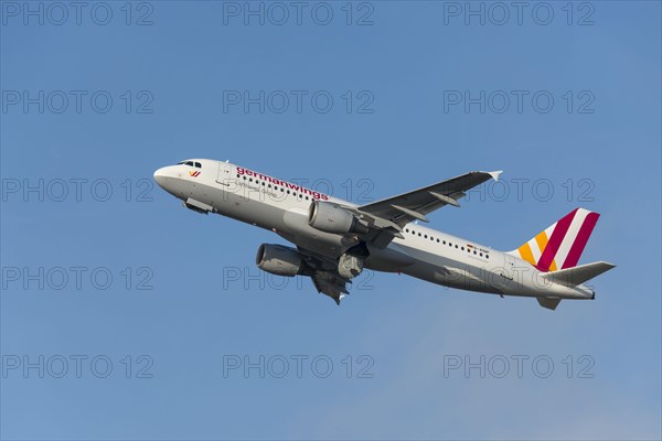 Airbus A320-211 climbing