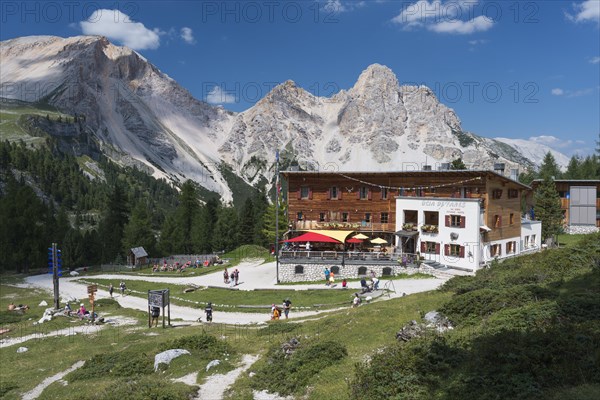 Tourists at Fanes Hut