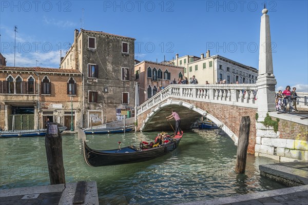 Gondola on the Ponte delle Guglie